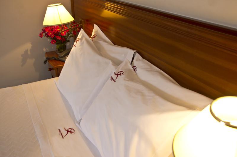 Hotel Comendador ボンバラル エクステリア 写真